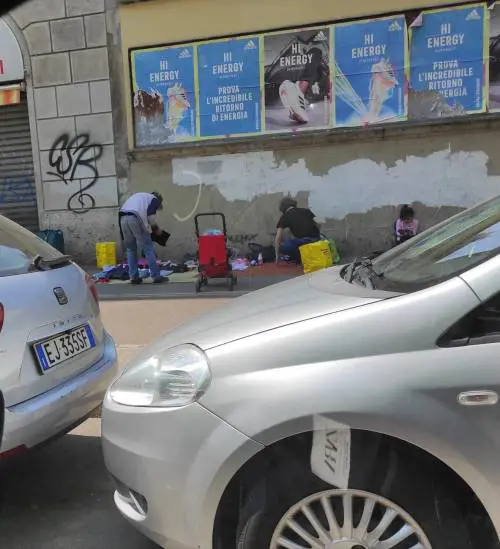 "Suk" abusivo a Milano. Ma multano i commercianti per gli ombrelloni