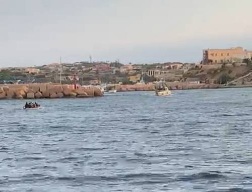 13 sbarchi in poche ore: a Lampedusa è caos migranti