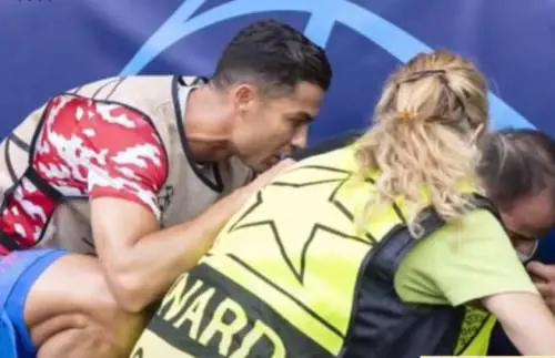 CR7 colpisce la raccattapalle con una pallonata: ecco com'è andata a finire