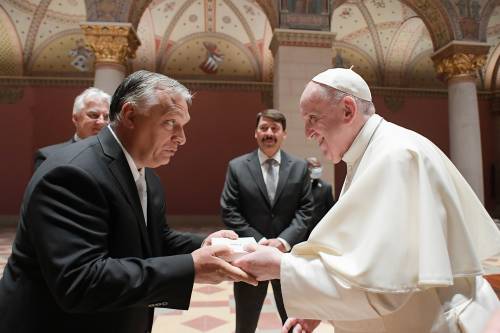 Altro che gelo: tutta la verità sull'incontro tra il Papa e Orban