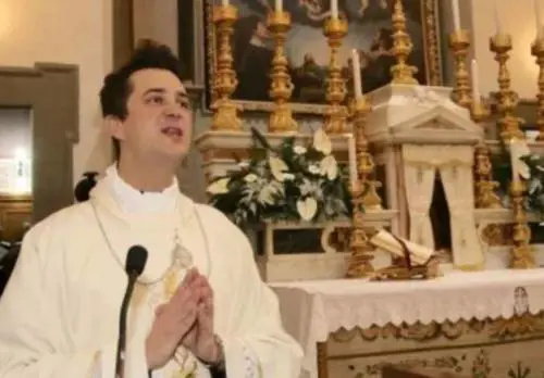 I messaggi con cui il prete raggirava i fedeli per raccogliere soldi e comprarsi la droga