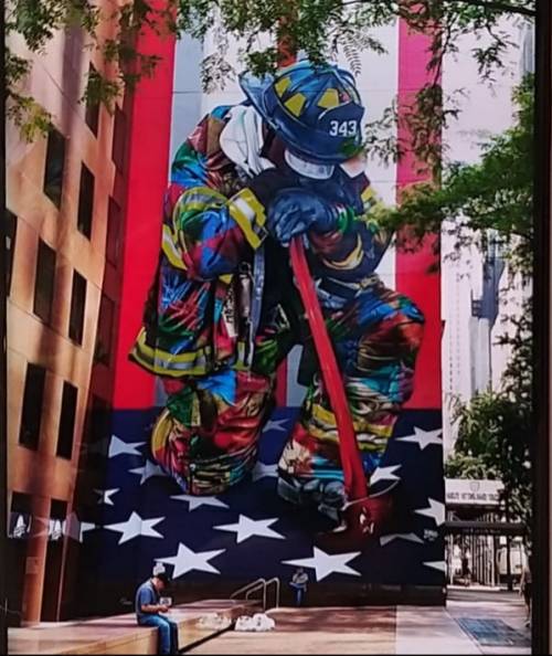 Quel  murale dedicato agli eroi dell'11 settembre