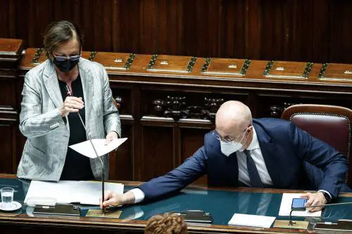 La verità di Lamorgese sul rave party. E in Aula scoppia la bufera