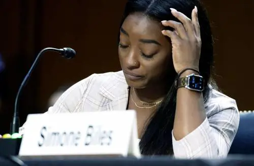 Lacrime di Simone Biles al Senato Usa. "Abusi coperti dal sistema e dall'Fbi"
