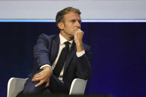 Macron sui sottomarini fa l'offeso con Biden. "Dovevate informarci"
