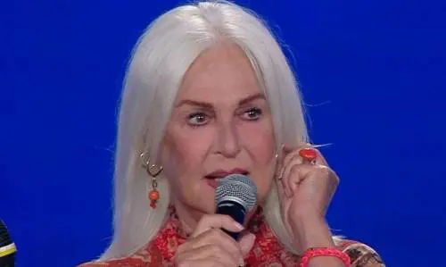 Insulti sul web a Loretta Goggi. La Venier la difende: "Doveva rimanere" 