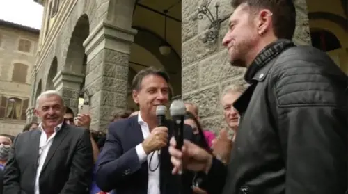 Da caregiver a valletta di Conte: bufera su Scanzi