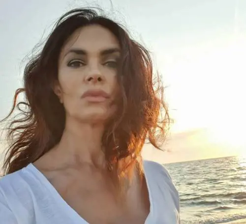 Salta la conduzione su Rai2. La rabbia della Cucinotta: "Ci sono cascata..."