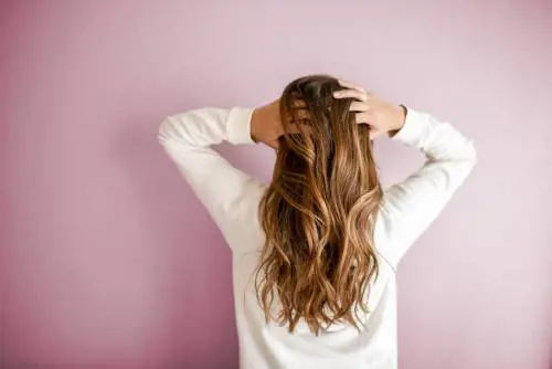 Capelli che cadono col cambio di stagione: ecco cosa fare