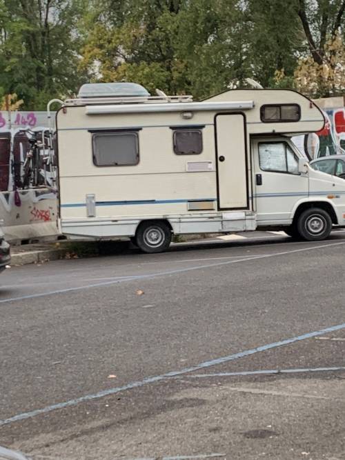 Parchetto piazzale Lugano a Milano con l'accampamento rom