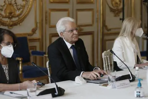 Le voci dal Colle: impegno dei partiti a cambiare la Carta. Ecco le condizioni per il Mattarella-bis