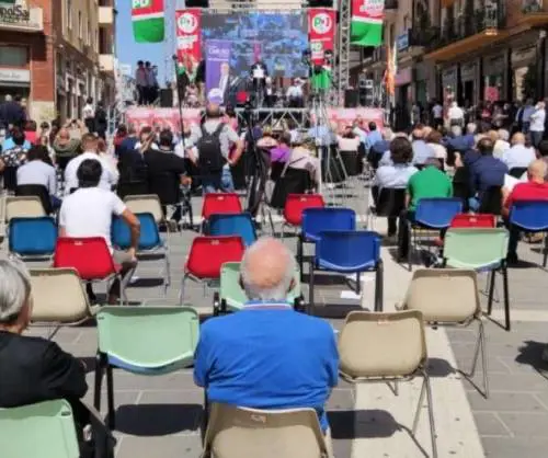 La figuraccia di Letta: al comizio non c'è (quasi) nessuno