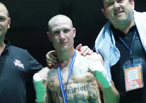 Combatte con i tatuaggi dei simboli nazisti. Broili rischia sanzioni (e ha perso l'incontro)
