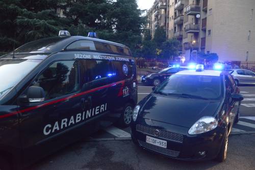 Piazza Mercanti caos: un accoltellato