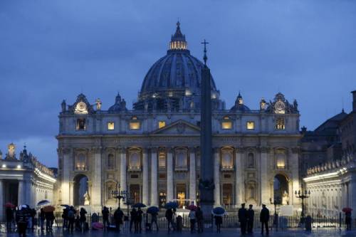 "Offende le vittime". Bufera per la presenza del prete in Vaticano