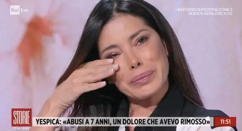 "Violentata...": il drammatico racconto di Aida Yespica in lacrime