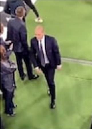 "Porca tr...state giocando". L "Porca tr...state giocando". L