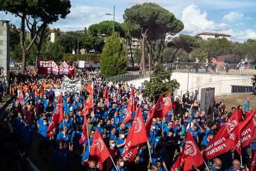 Gkn, bloccati 422 licenziamenti. Una sentenza apre la guerra