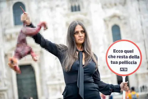 Rosita Celentano in piazza con una "volpe scuoiata" in mano