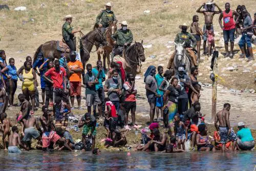 Texas, migranti inseguiti con le fruste. I Dem: "Stop alle odiose espulsioni"