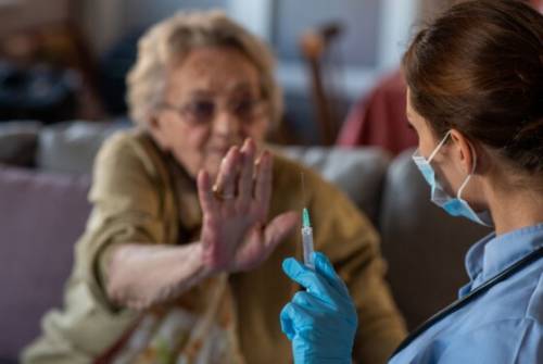 L’ultima pazzia: se rifiuti il vaccino, niente pensione