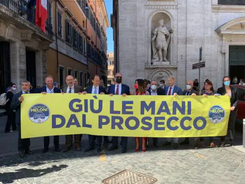 Vogliono imporci il Prosek: scoppia la guerra della bottiglia
