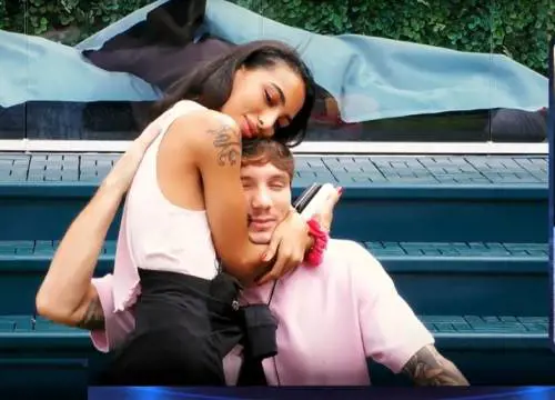Gf Vip, primi baci in piscina tra Manuel e Lulù