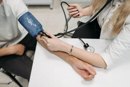 Pressione del sangue: valori e come abbassarla dopo i 60 anni