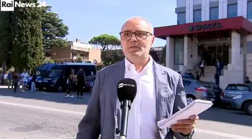 "Ehm...": il giornalista Rai fa scena muta durante il collegamento