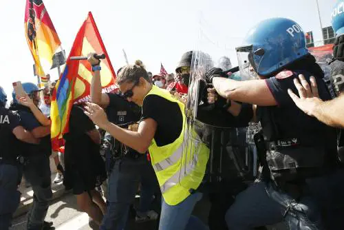 Agenti feriti, Fiumicino in tilt, A91 bloccata: caos al corteo dei lavoratori Ita