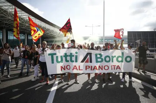 Scontri a Fiumicino. Sul tavolo del governo atterra il caso Alitalia