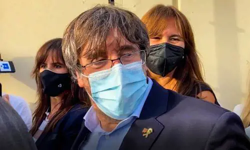 Puigdemont da Alghero "Torneremo qui liberi. Spagna ossessionata"