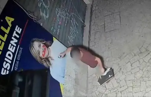 "Se questo...". Imbratta il manifesto. E la Meloni lo smaschera così