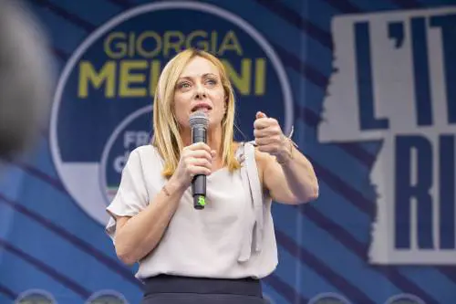 "La Meloni guida un partito neofascista". Prof nella bufera