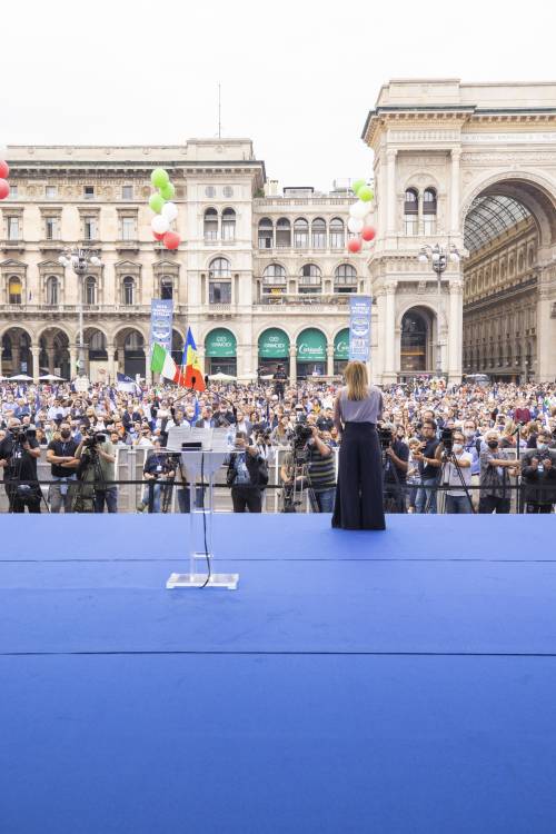 Meloni in piazza contro Sala: "Col Covid una mangiatoia"