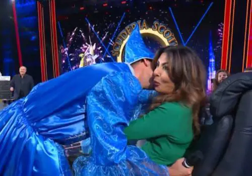 "Oddio che fa...". Concorrente tenta di baciare la Ferilli