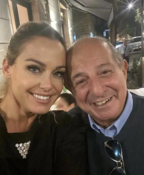 Gf Vip, la foto della Bruganelli e Magalli che fa infuriare la Volpe: "Dio li fa..."