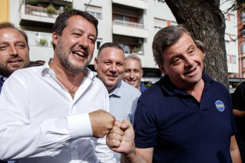 Salvini-Meloni, sfida all'ultima piazza. E Matteo litiga in strada con Calenda