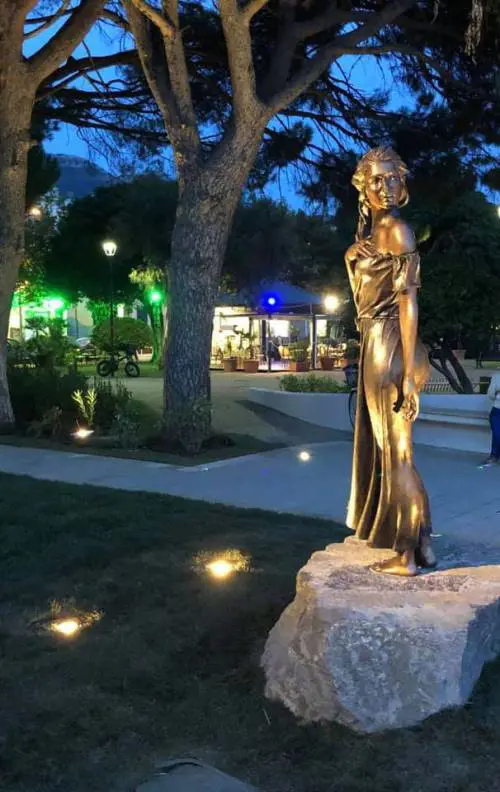 Anche il nichilismo scende in piazza. Con le statue del dissolvimento