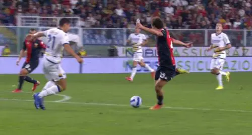 Fa gol con una bottiglia in mano: la prodezza di Destro