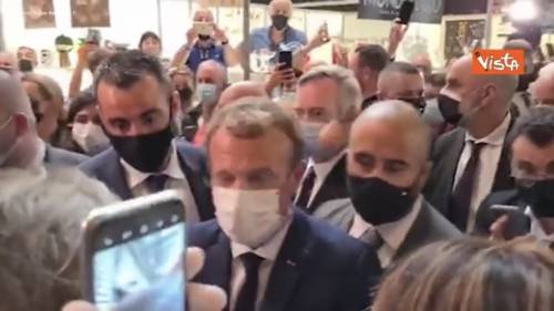 Macron preso a colpi di uova: cosa è successo