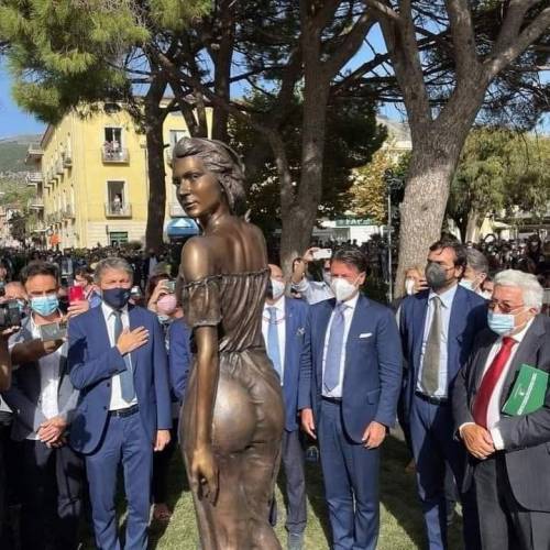 Una statua accusata di sessismo, Macron e Morisi: quindi, oggi...