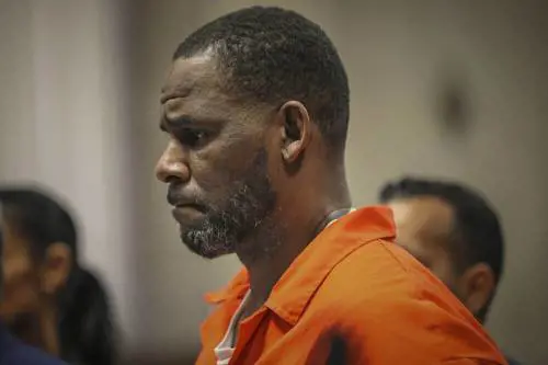 R. Kelly condannato per tratta a sfondo sessuale. Tra le vittime anche minorenni