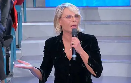 Volano schiaffi a Uomini e Donne: "Si è tolta le mutande". Scoppia la rissa