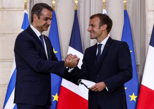 Macron sigla un accordo con la Grecia anti-Turchia