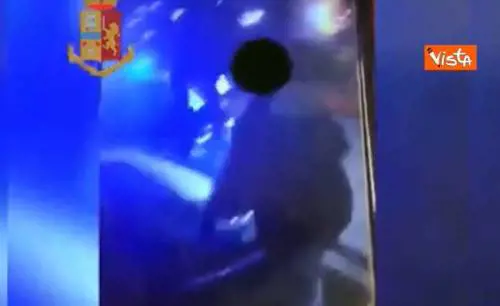 Sfondano la volante: così i vandali si vantano sui social
