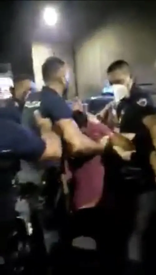Irruzione dei no vax in chiesa: calci e pugni ai poliziotti