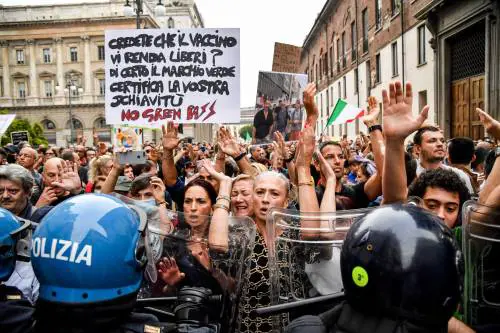 Così tra i cattolici è esplosa la mania no vax. I perché di una deriva