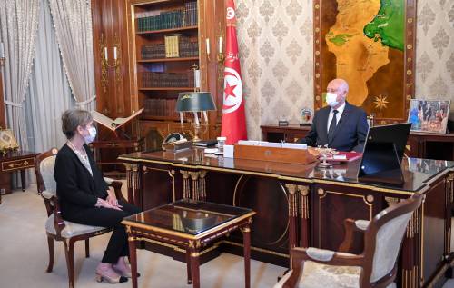 La prima premier tunisina ha giurato. Il sospetto: "Operazione di maquillage"