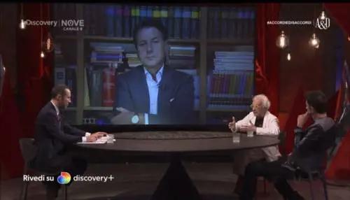 Scontro Mughini-Scanzi su Renzi. Il primo "Draghi è una medaglia"